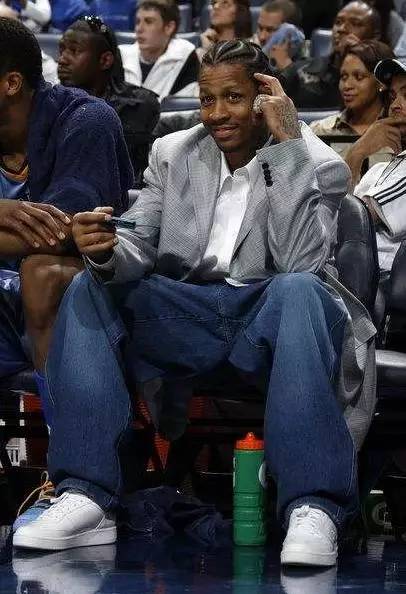 前一刻还在与民众招手，妻子抱着他大哭不止（刚才还对民众挥手致意，妻子此刻抱着他泣不成声）