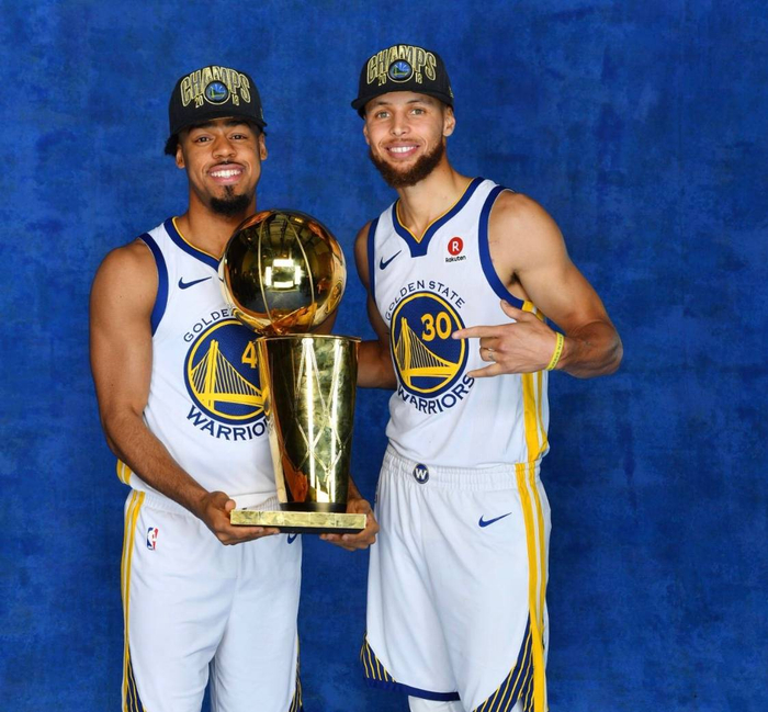 海斯防守神勇，篮筐前守护阵地（海斯镇守篮下，防守无懈可击）