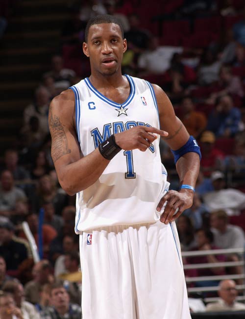 曼联官方分享本赛季全家福，男女足球员一同拍摄（曼联官方发布本赛季合照，男足女足齐亮相）