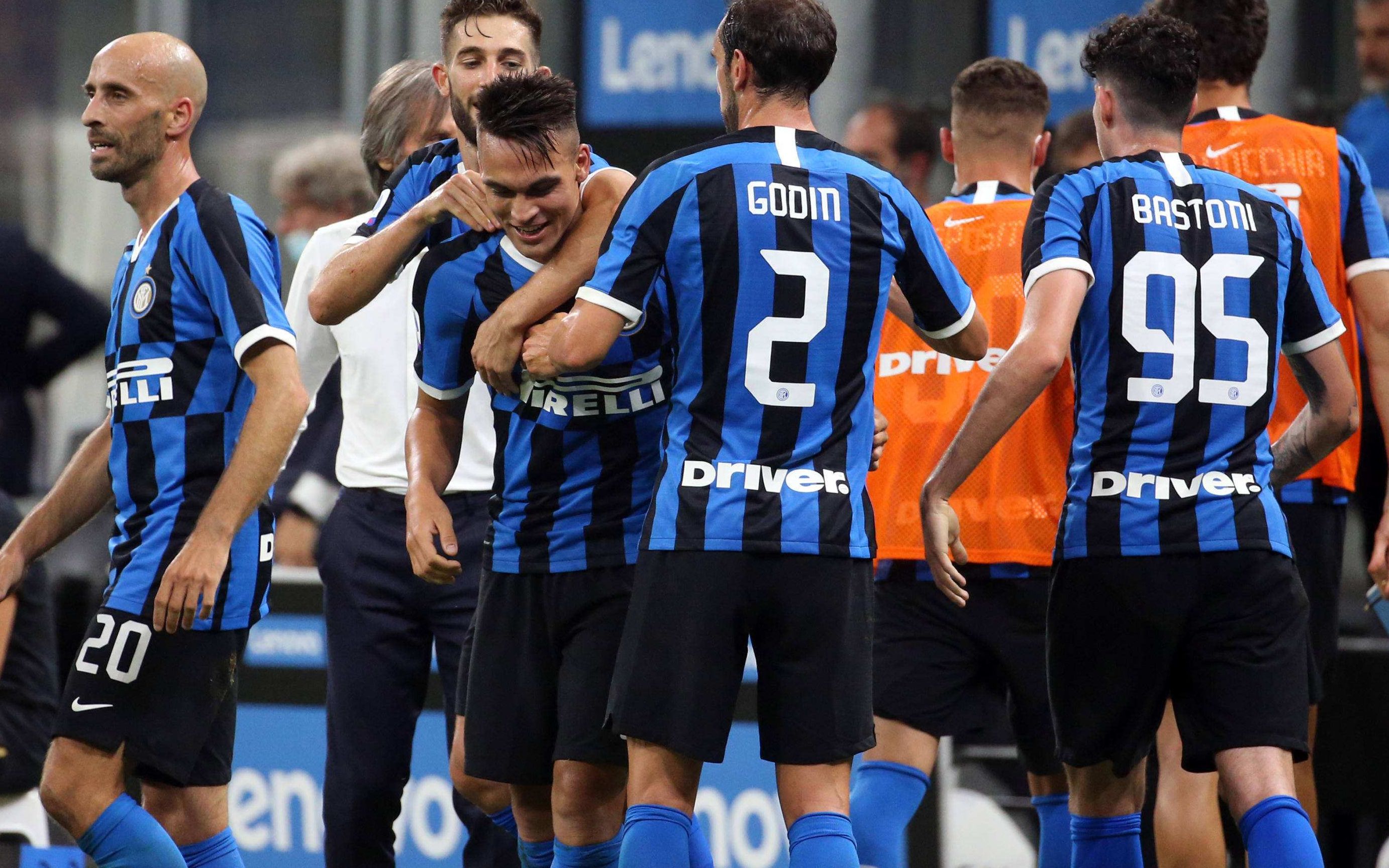 球员倒地后仍把球传出去，太拼（倒地仍把球传出，拼到极致）