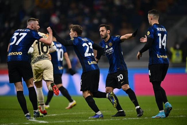 防到亚历山大10中2！马刺又一21岁新星崛起，美媒大赞：1米98版韦德（把亚历山大限制到10投仅2中！马刺21岁新星崛起，获美媒称赞：1.98米版韦德）