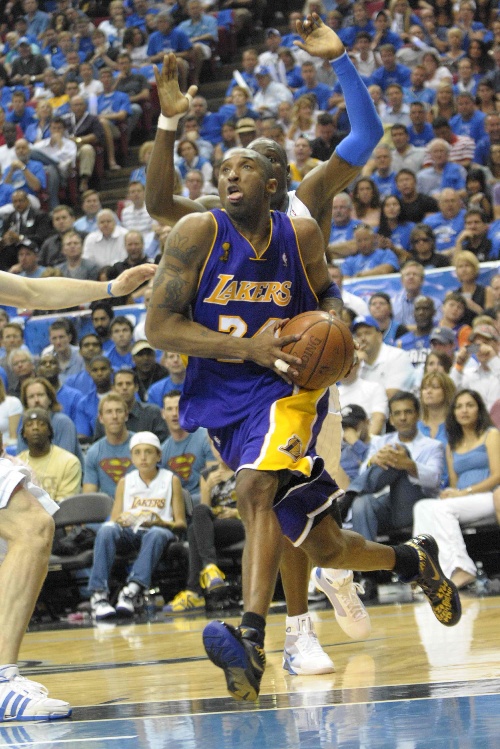 北京95-99山东遭1喜3忧！奥莫特范子铭纯废，曾凡博仍未出选择！（北京95-99不敌山东：一喜三忧，奥莫特与范子铭状态低迷，曾凡博仍未作出选择）