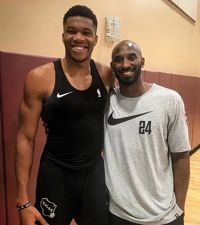 麦科勒姆半场表现抢眼，三分球成杀手锏（麦科勒姆半场火力全开，三分球化身致命武器）