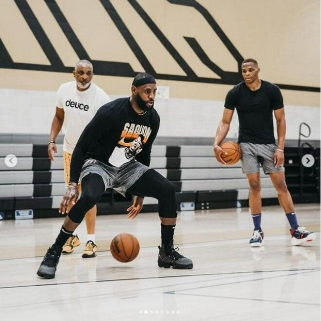 马丁内利：排在榜首没有压力，仅有优秀的球员不代表就会夺冠（马丁内利：领跑榜首无压力，光有好球员并不等于能夺冠）