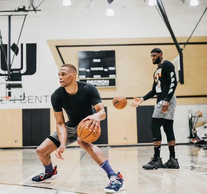 2001年，16岁的勒布朗，参加ABCD训练营！（2001年，16岁勒布朗亮相ABCD训练营！）