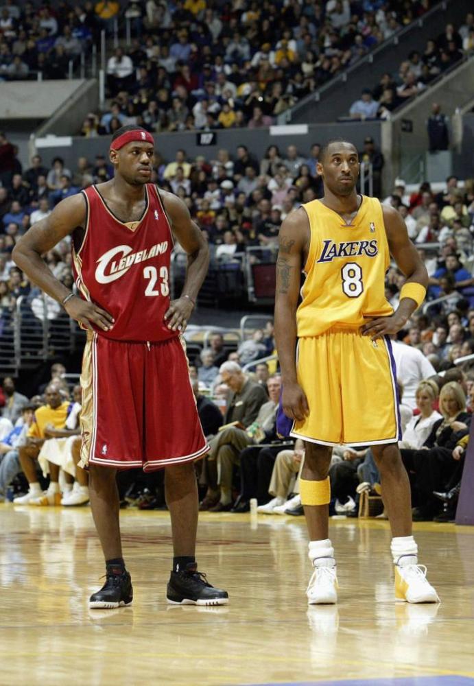 两个人都防不住！文班肆虐内线自投自抢 顶翻哈滕骑扣杰伦威！（双人夹击也拦不住！文班暴虐内线自投自抢，强顶哈滕骑扣杰伦威！）