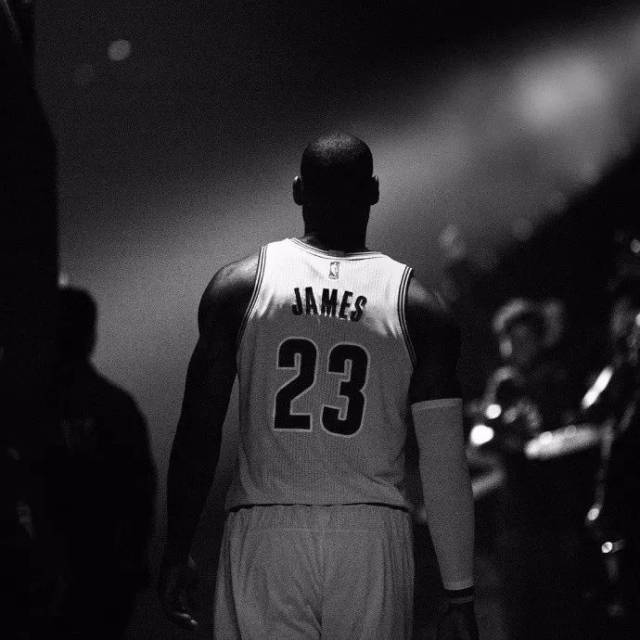 曼联英超赛场精彩抢断反击（曼联在英超上演精彩抢断与反击）