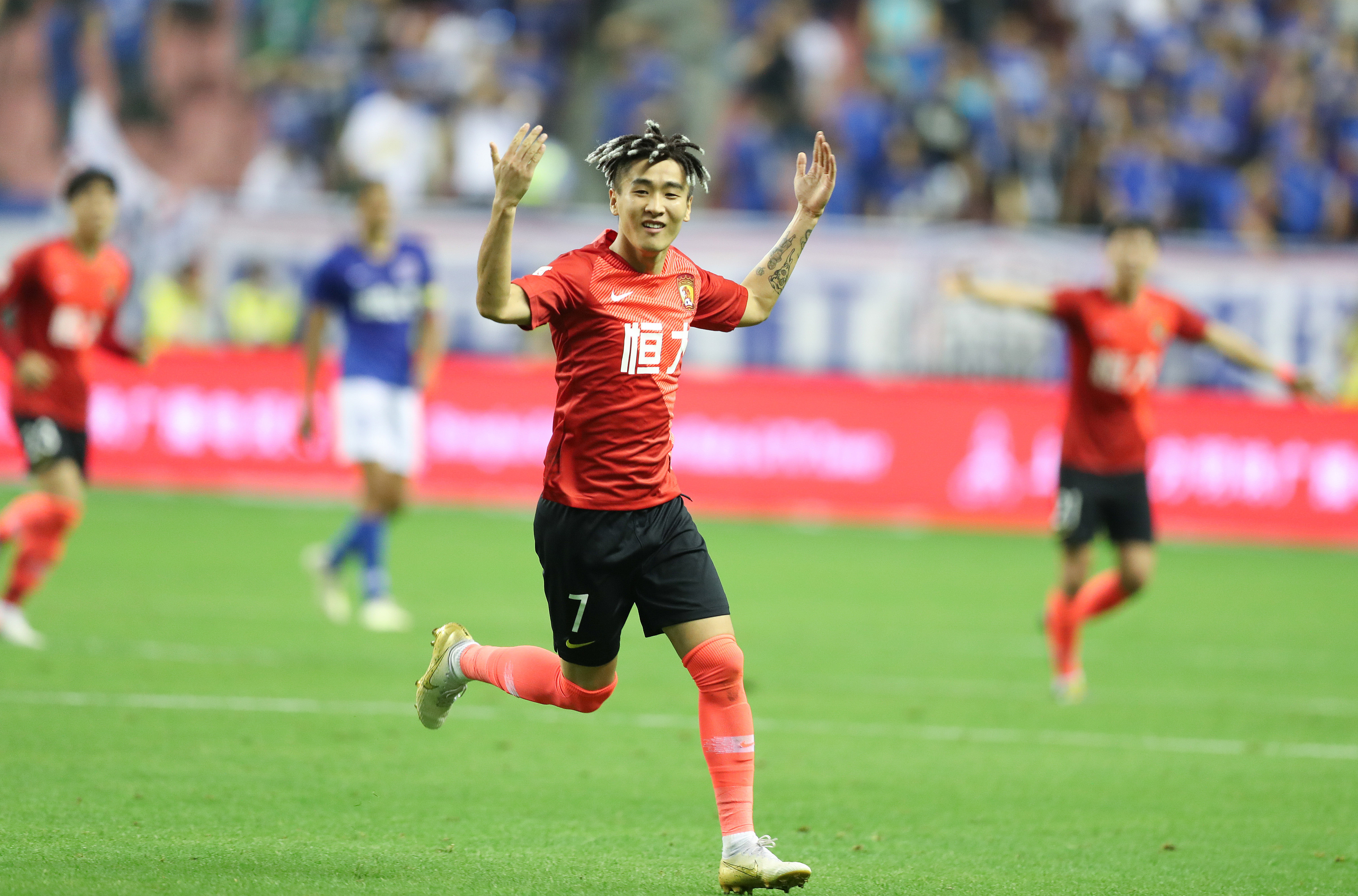 博主：在本轮英超艰难战胜狼队后，赖斯向着队友大发雷霆（博主爆料：英超险胜狼队后，赖斯怒斥队友）