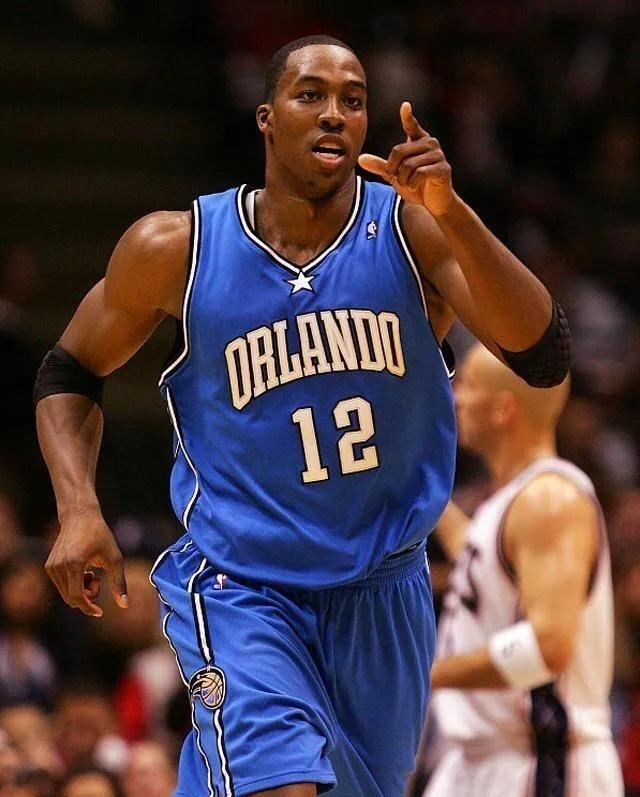 火箭三节领先湖人18分，圣诞大战悬念犹存（圣诞大战仍存悬念：火箭三节领先湖人18分）