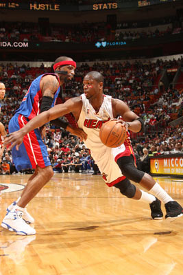 川超自贡队提前出线，奥运冠军高敏献花，全队坐摩托车巡游（川超自贡队提前晋级，奥运冠军高敏送花庆贺，全队骑摩托车巡游）