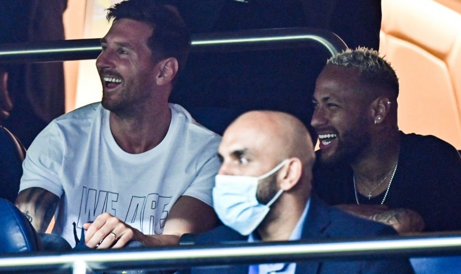 詹姆斯两双数据跻身队史前十，湖人负马刺止步NBA杯八强（詹姆斯砍两双升至队史前十，湖人不敌马刺止步NBA杯八强）