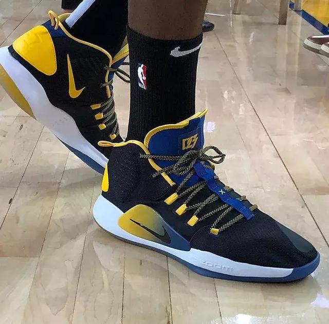 记者：恩德里克1月租借去里昂，正筹备搬家但皇马告知先等等（记者：恩德里克预计1月租借赴里昂，已准备搬家但被皇马要求等待）